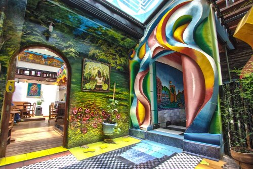 Gonz-Jove_Sculptures-and-paintings-entrance-to-Namas-Te-restaurant-and-gardens-in-La-Paz-Bolivia